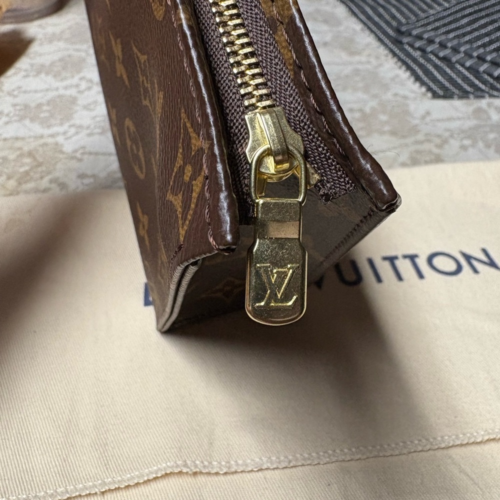discontinued LV toiletry 19 pouch - Picture 6 of 15